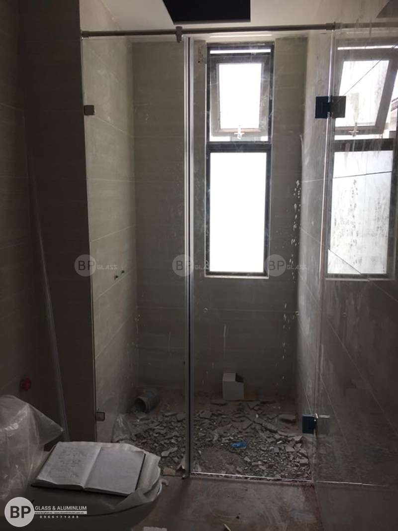 Lắp bộ vách tắm kính 2 tấm thẳng tại 37 Vinhome Thăng Long